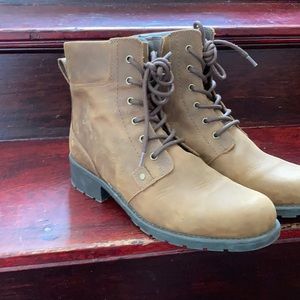 Brown Clark boots with zipper